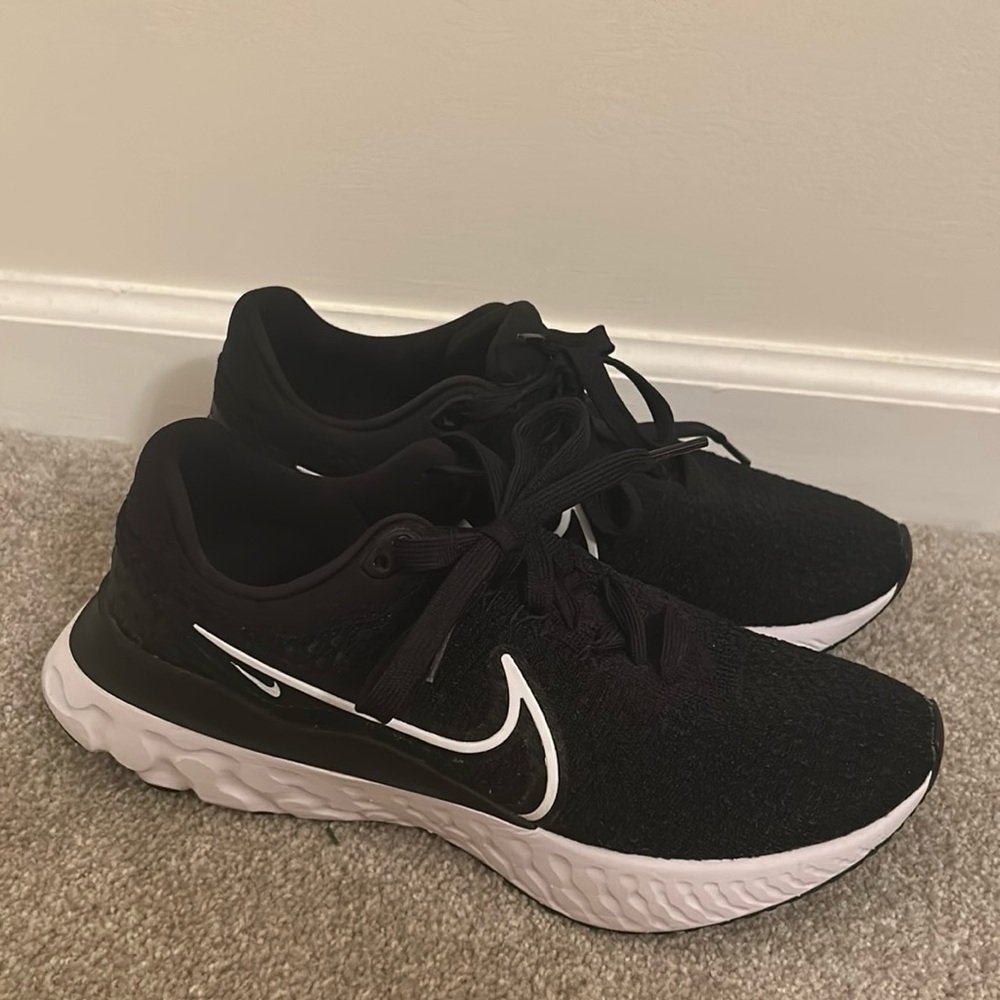 Nike Women's Flyknit Black Athletic Shoes